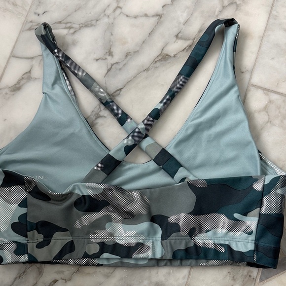 Carbon38 Camouflage Sports Bra and Leggings Set. - Picture 5 of 7